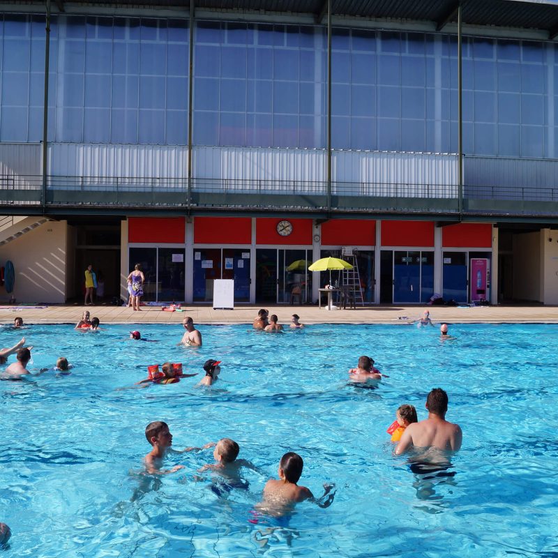 piscine-ville-de-genlis-cote-d-or-france-famille